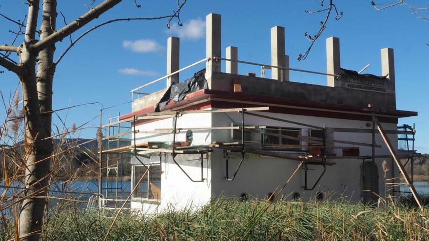 Polèmica a Banyoles per les obres sobre la teulada de la pesquera Gimferrer