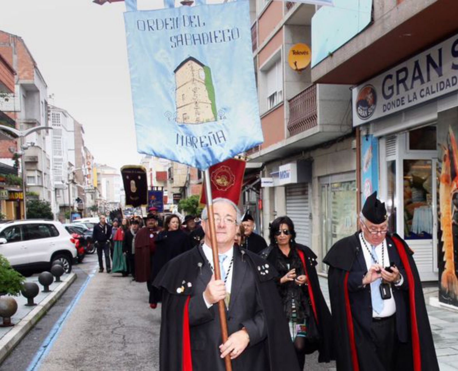 2012: tirón en toda España. Los de la foto son participantes en el desfile cívico organizado en el 20 aniversario de O Centolo Larpeiro. Quedaba patente el tirón del centollo, ya que cada año acudían más cofradías enogastronómicas de toda España.