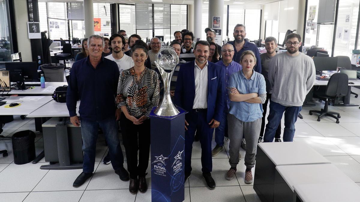 Los redactores presentes en el diario posan con José Tirado, la directora Marisa Goñi y el trofeo de la Champions