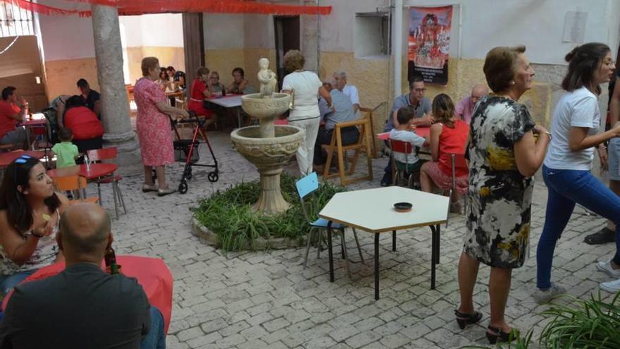 La casa ofrece aperitivos los días festivos para recaudar fondos.