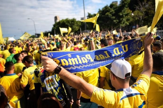 Llegada de la afición y de los equipos de CD Tenerife y de la UD Las Palmas antes de comenzar el Derbi en el estadio.