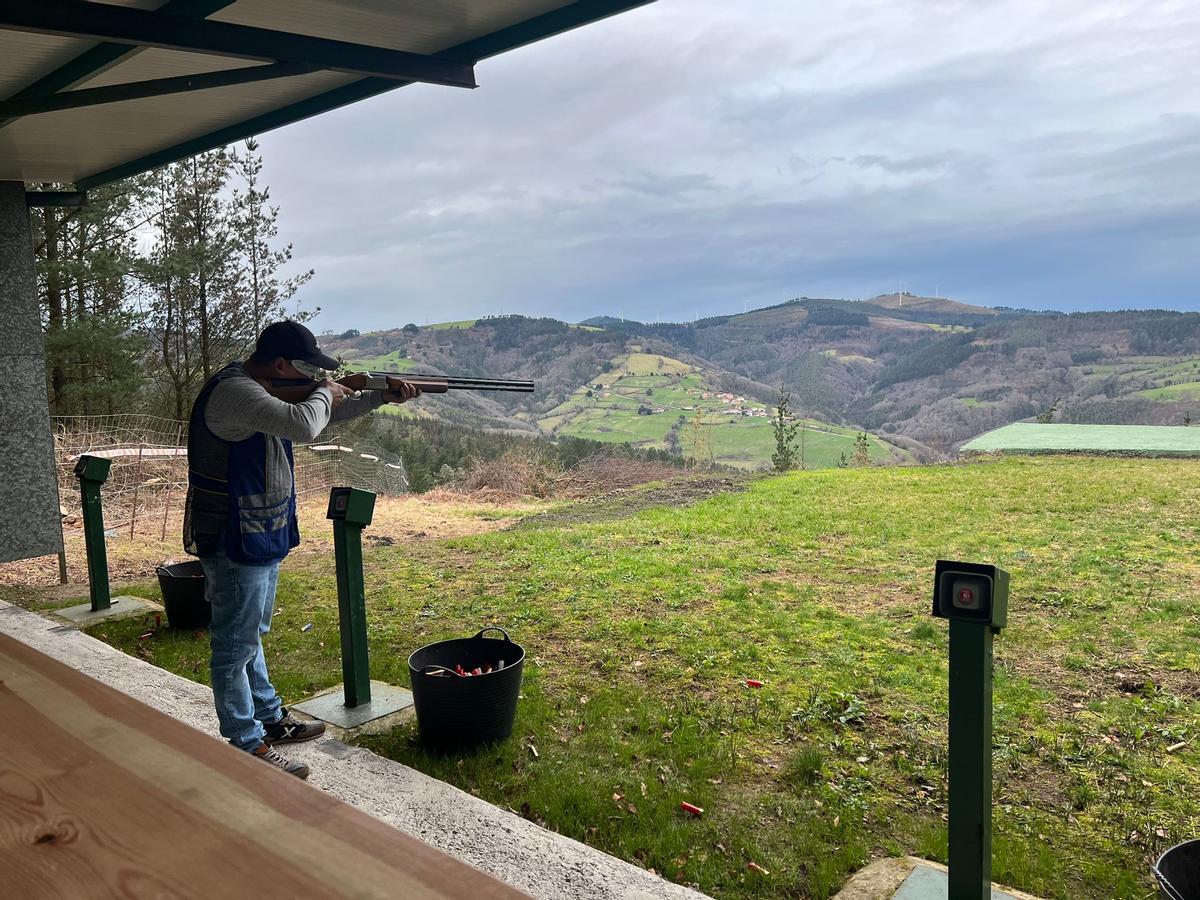 Un tirador en el campo "El Viso" de Salas.