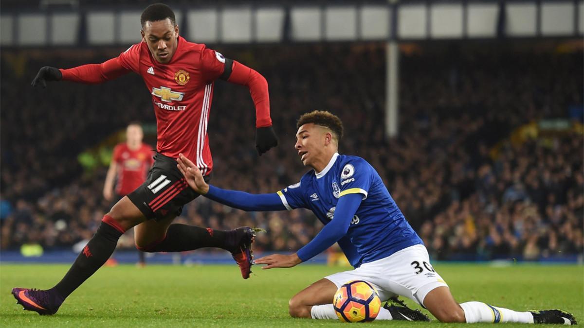 Anthony Martial (izquierda) supera al defensa Mason Holgate en el Everton - Manchester United de la Premier League