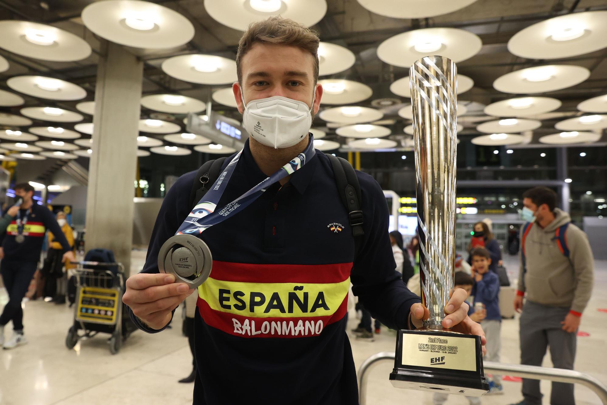 Gedeón Guardiola aterriza en Barajas con el trofeo de subcampeones de Europa