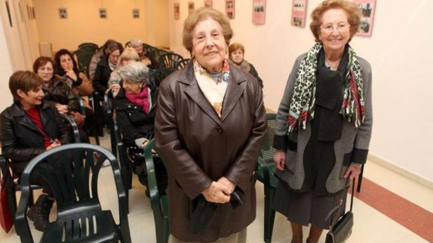 Carmiña Ferreiro y Lina Varela, ayer, durante la inauguración de la exposición fotográfica.  // Bernabé / Luismy