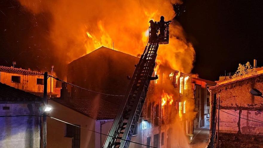 Un foc en un edifici a la Jonquera obliga a evacuar deu habitatges