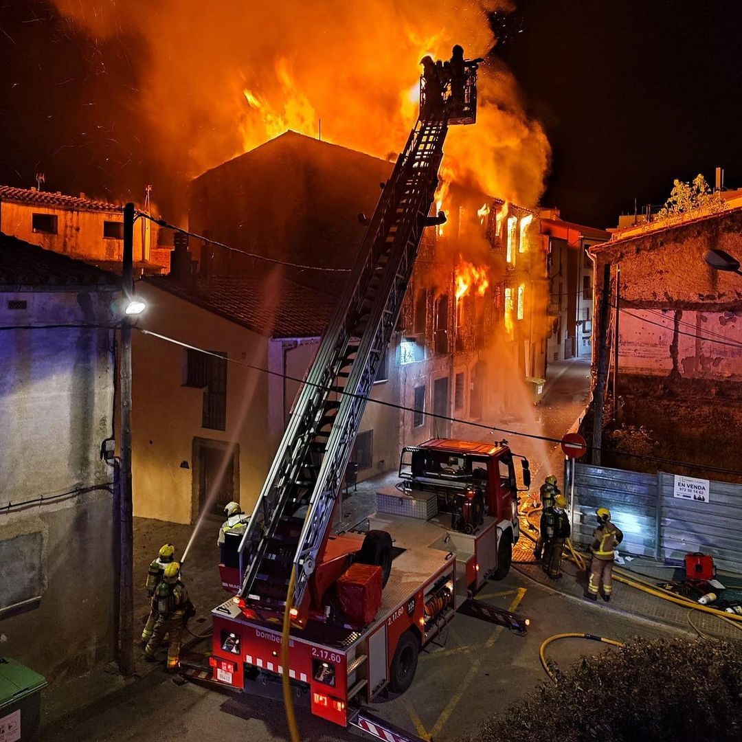 Incendi en un edifici de la Jonquera