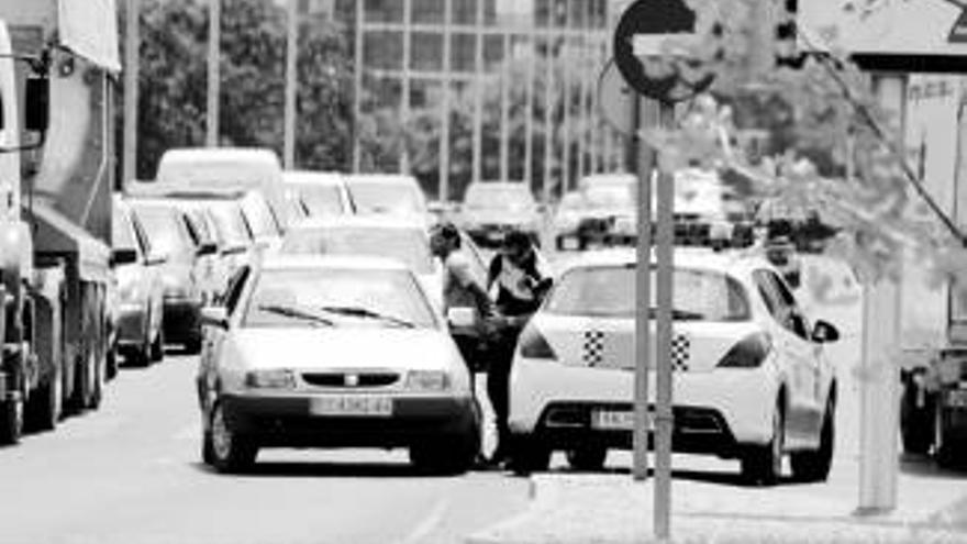 Dos detenidos tras forzar un coche a pleno día en Colón