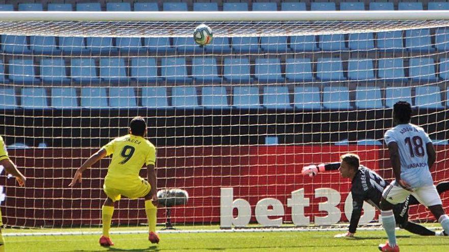 El portero del Celta Rubén Blanco se lanza sin éxito a por el balón en la jugada del gol del Villarreal.