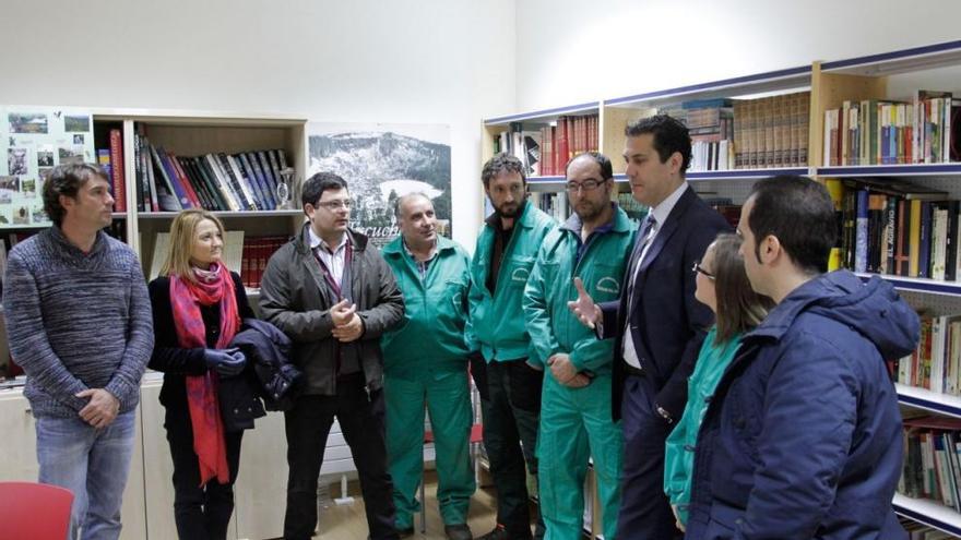 Alberto Castro y Luis Alberto Miguel, con los alumnos y el monitor del taller.