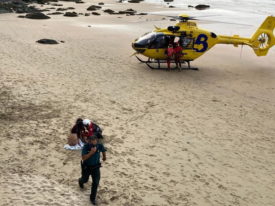 Rescate en Aguilar de varios bañistas atrapados en las rocas