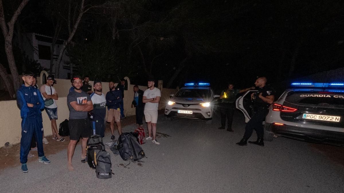 Lpos migrantes, custodiados por guardia civiles en Formentera.