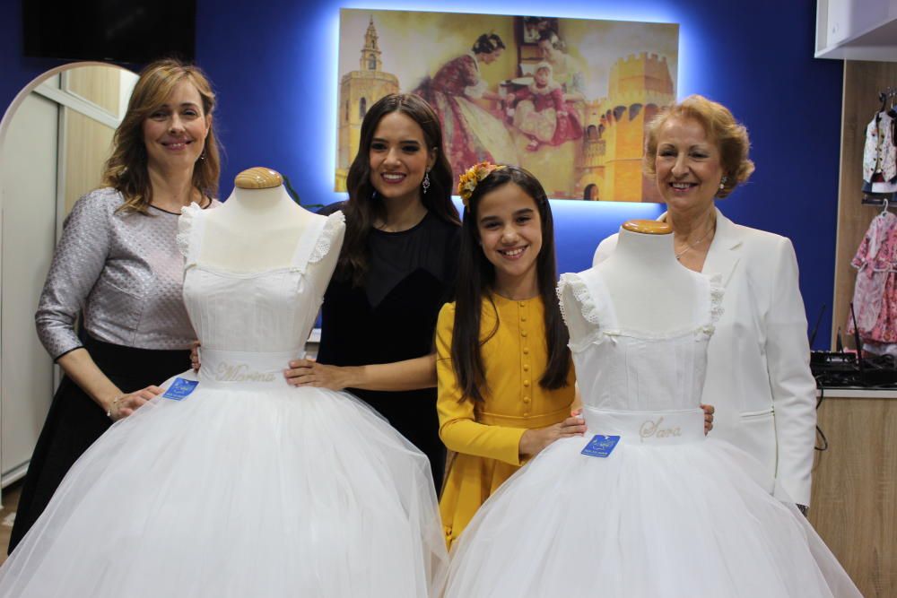 Entrega de los cancanes del traje Siglo XVIII a las falleras mayores y cortes