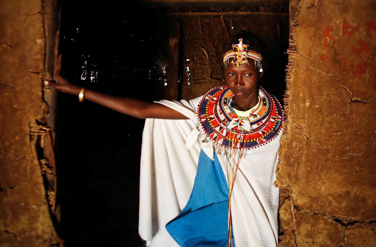 Las mujeres de la tribu Samburu que escaparon de la mutilación genital femenina y otros tipos de violencia de género hacen adornos tradicionales en la aldea de Umoja donde los hombres están restringidos, en Kenia