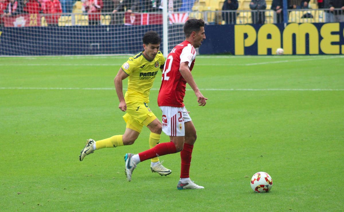 El capitán Rodrigo Alonso persigue al futbolista visitante Juan Carlos Real, en el Mini.