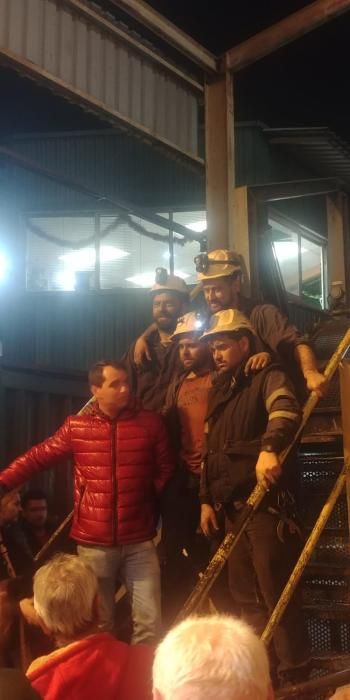 Salida de los mineros encerrados en Santiago
