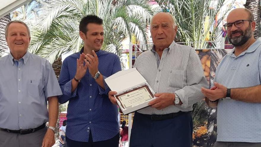 Francisco Serrano gana el premio al Agricultor Mayor