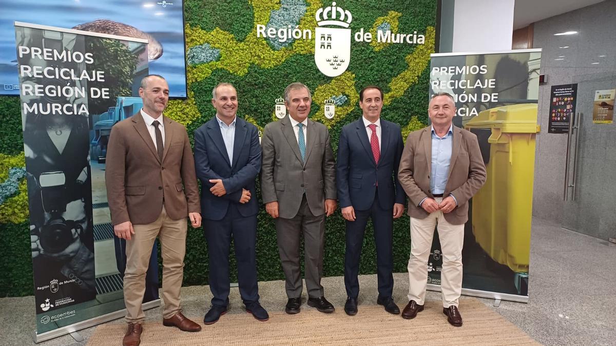 Juan María Vázquez, junto con el presidente de la Federación de Municipios y el gerente de Ecoembes en la Región de Murcia, tras la presentación de la campaña 'Movimiento Imparable'.