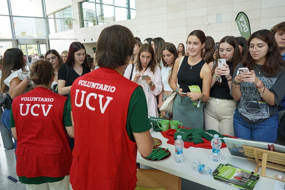 Nuevo alumnado de la UCV interesándose por los programas de voluntariado de su universidad.