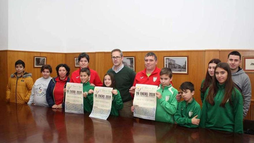 El UD A Estrada presentó el torneo en la mañana de ayer con el edil Ismael Pena. // Bernabé/Ana Agra