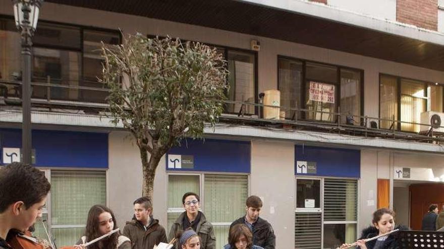 La actuación de los jóvenes alumnos del Conservatorio en la calle Dorado de Sama.