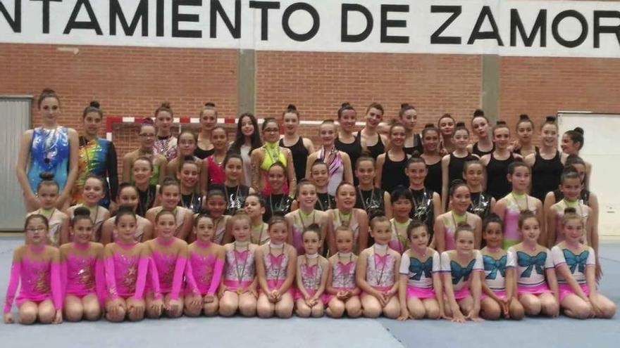 Gimnastas del CD Rítmica Mapecca y del CD Rítmica Benavente.