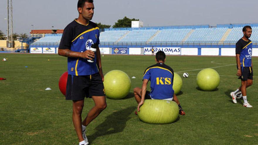 El mediapunta grancanario Nauzet Alemán calma su sed en el entrenamiento vespertino realizado en Maspalomas. | sergio pérez