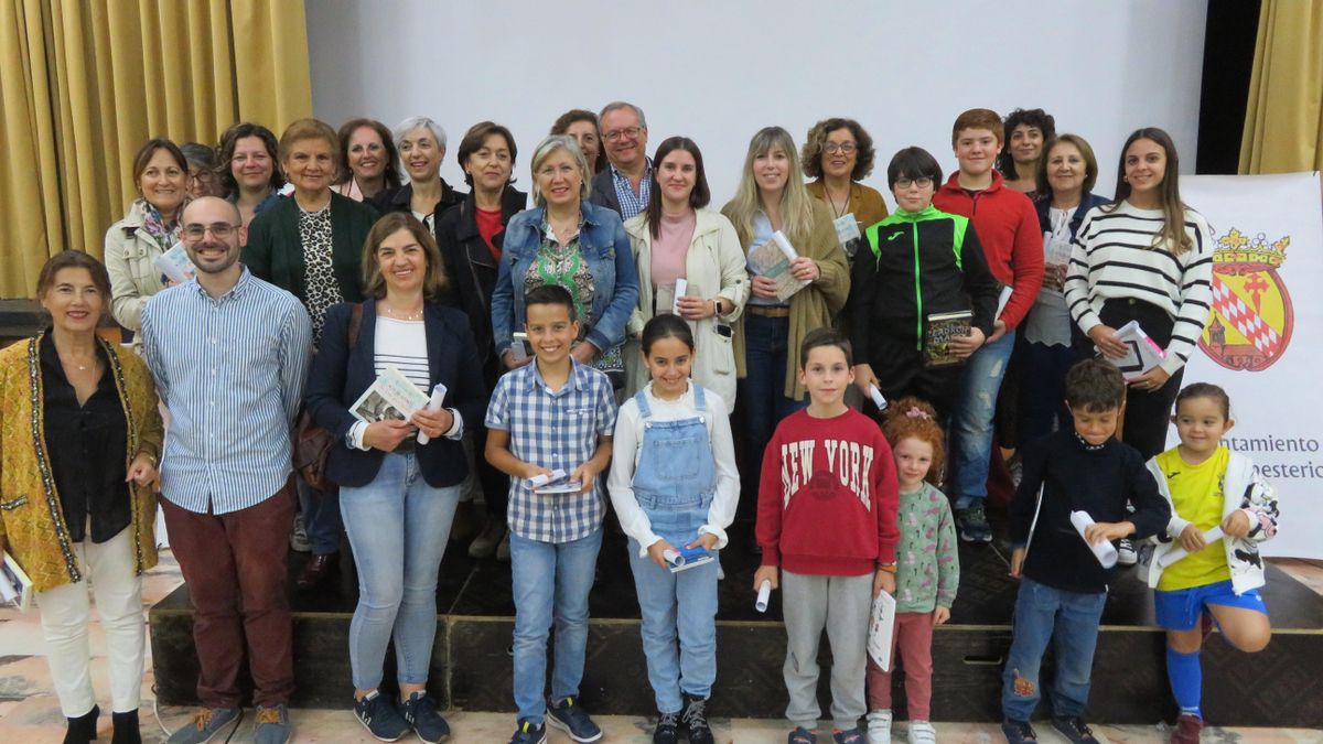 Imagen de grupo con todos los premiados en la Gala del Lector