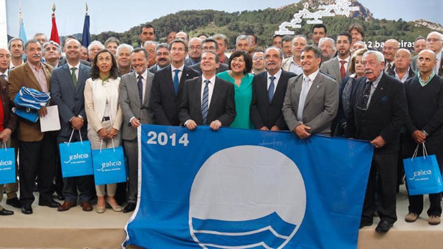 Feijóo entrega las banderas azules con las Islas Cíes en el horizonte