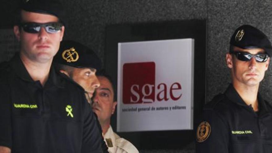 Agentes de Policía, durante un registro en la SGAE