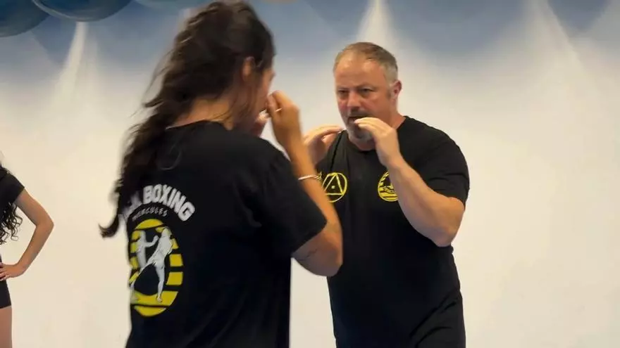 Alumnas del Club Hércules, en A Coruña, practican técnicas de defensa personal