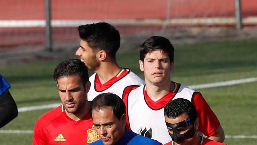 Meré, a la derecha en segundo término, junto a Pedro y Cesc, durante su concentración con la selección española.