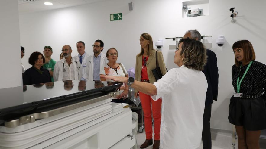 La jefa de la Unidad  de Oncología Radioterápica explica el nuevo servicio, ayer