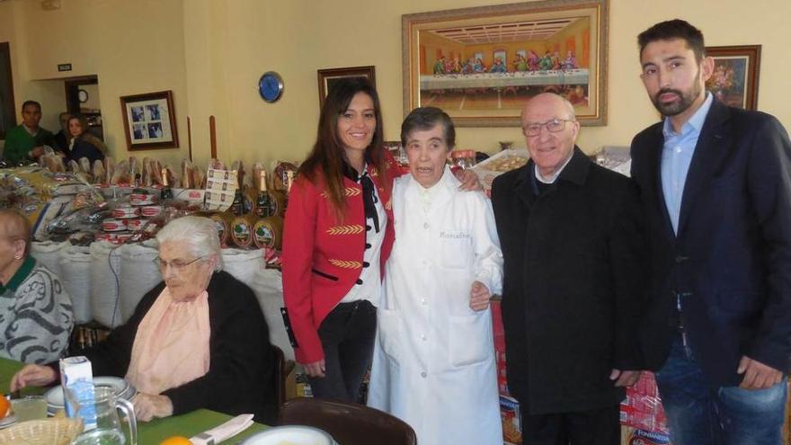 Los hermanos Vanesa y Fernando Caso, con Marcelina Martínez -directora de la residencia- y Luis Álvarez.