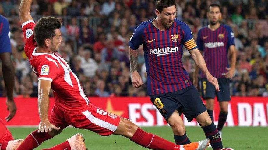 Leo Messi dispara contra la portería del Girona ante Alcalá, anoche en el Camp Nou. // Reuters