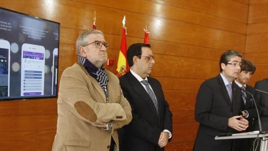 El concejal de Cultura, Jesús Pacheco (c), presidió ayer la presentación de las novedades de esta Semana Santa. A la izquierda, Alberto Castillo.