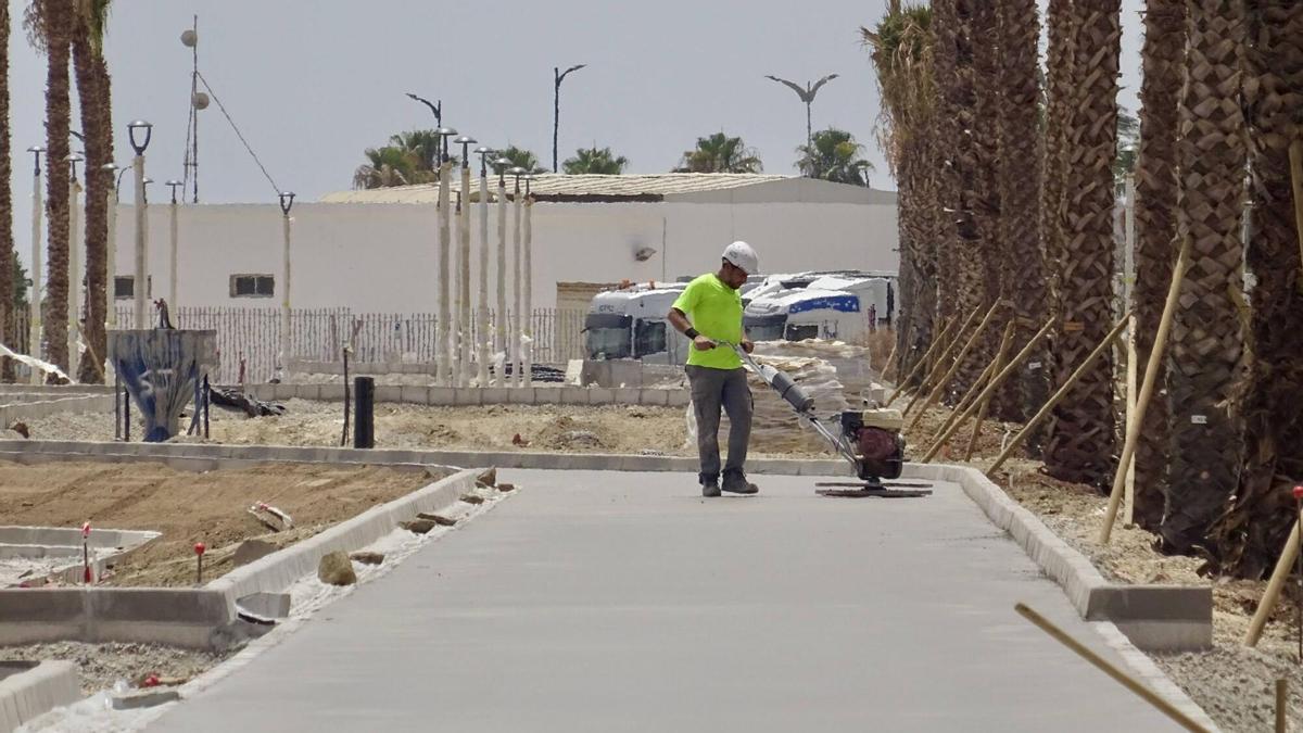 Obras de acerado en el paseo marítimo de Poniente