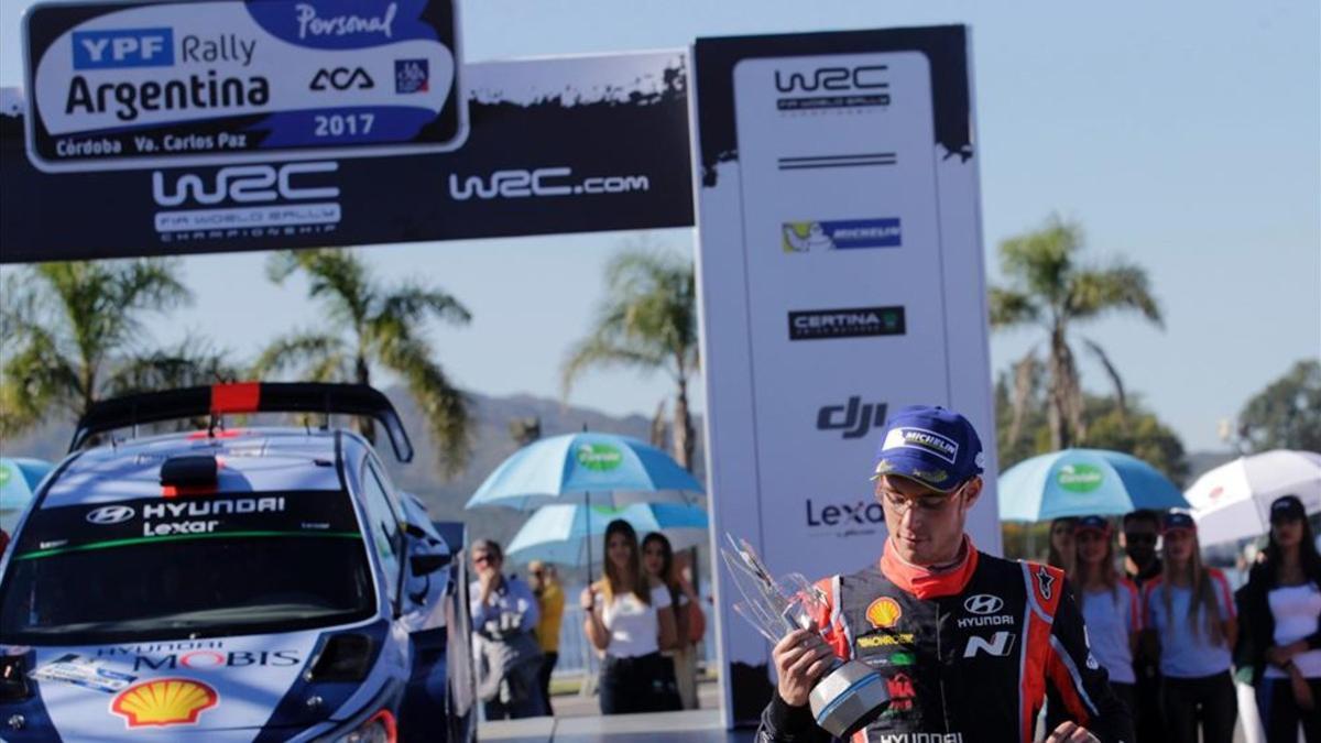 Neuville, con su trofeo de vencedor en Argentina 2017