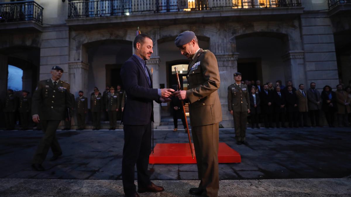 En imágenes: Siero entrega la Medalla de Oro del concejo al Regimiento Príncipe