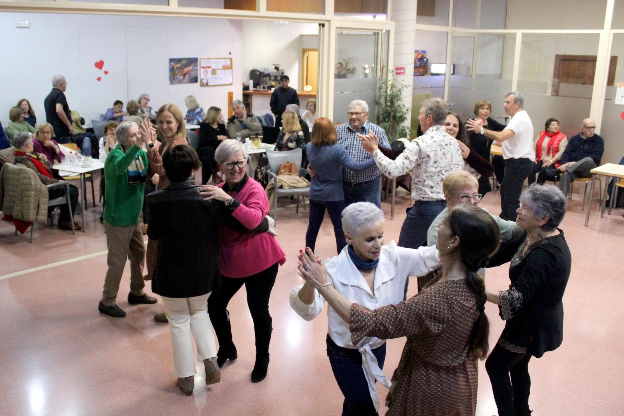 Los mayores de Dénia bailan en San Valentín (imágenes)