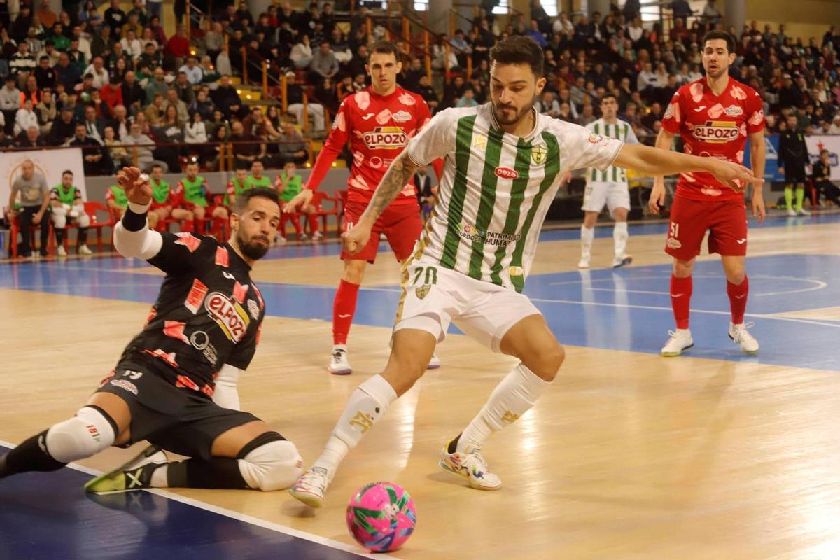 Andrei encara a un portero rival en un partido de la presente temporada.