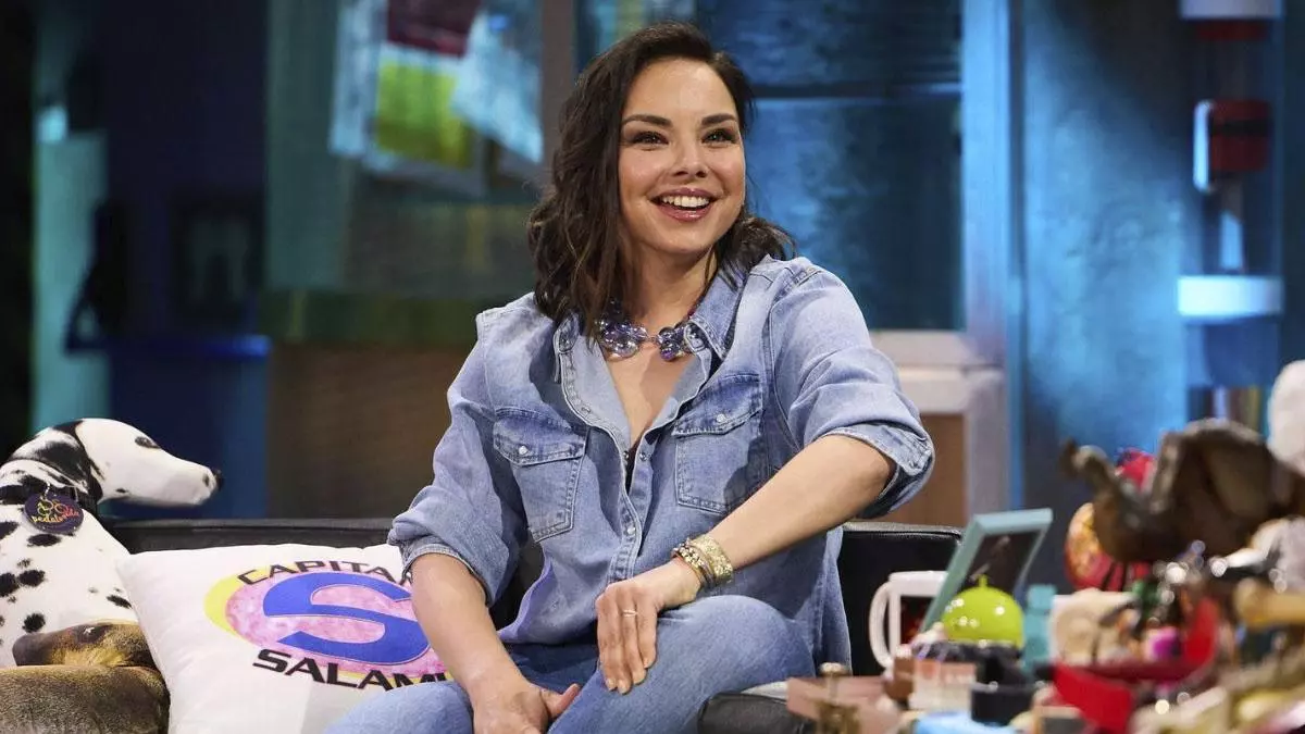 Chenoa "hace trampa" al responder a las preguntas clásicas de 'La revuelta': este es el truco que ha usado con Broncano