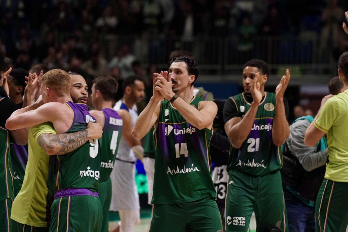 Los jugadores del Unicaja celebran la victoria frente al Joventut en BCL.