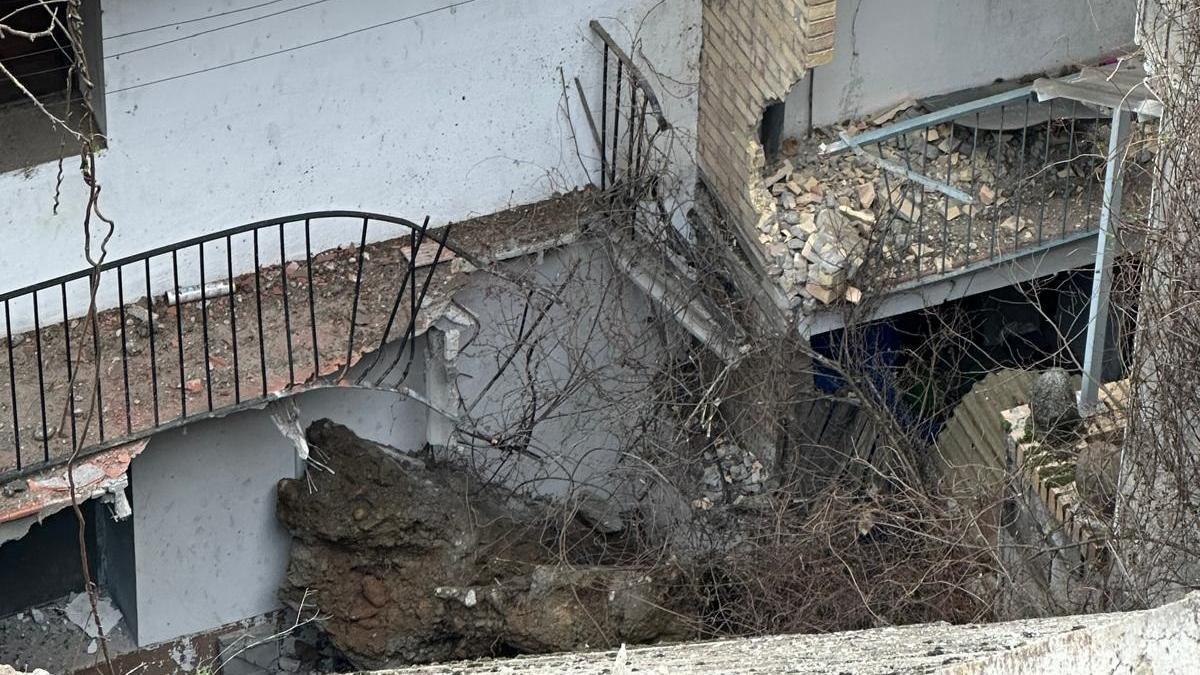 Parte de los destrozos ocasionados en Ainsa, en la zona de acceso a la villa medieval.