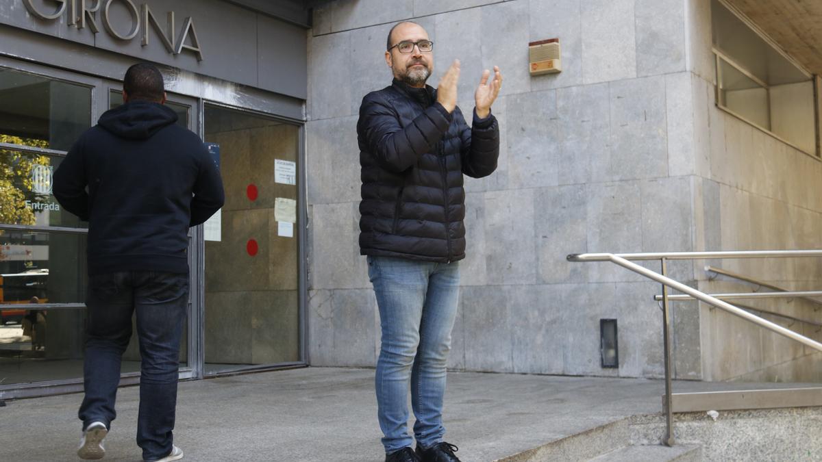 Pla obert de l&#039;alcalde de Sarrià de Ter, Narcís Fajula, aplaudint a la gent que l&#039;esperava a la sortida dels Jutjats de Girona el 30 d&#039;octubre de 2019