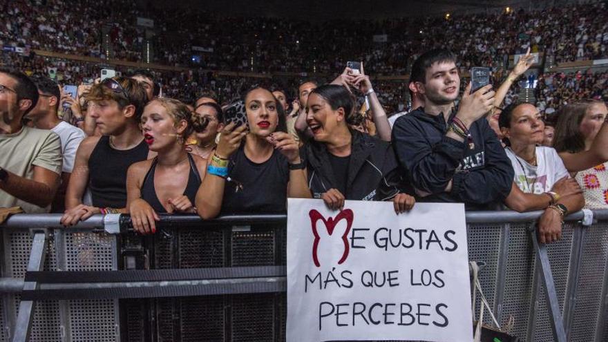 El público muestra pancartas.   | // CASTELEIRO/ROLLER AGENCIA