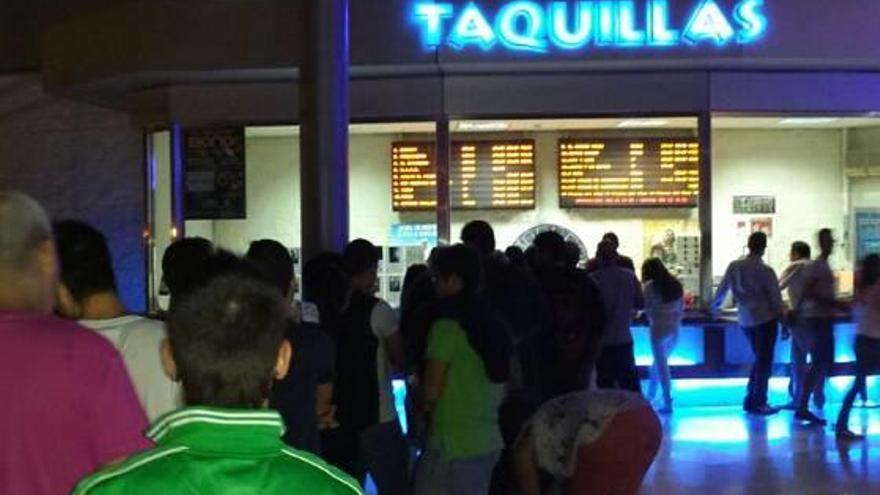 Espectadores esperan en las taquillas en uno de los cines de Alicante.