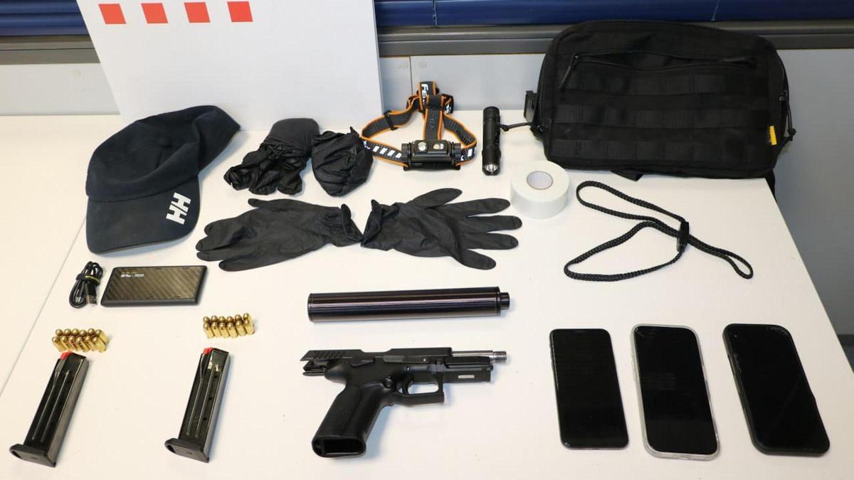 La pistola i les bales amb el material requisat als dos detinguts de Castelló d'Empúries.