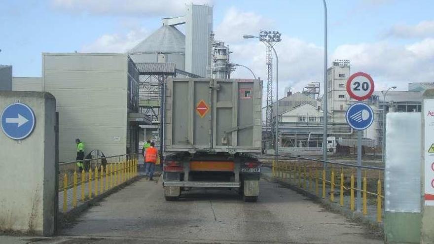 Un camión entrega remolacha en la Azucarera de Toro.