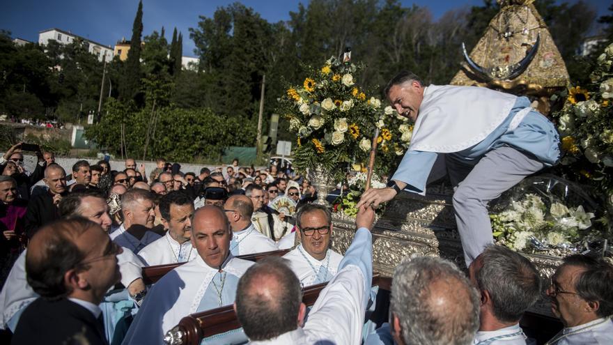 El alcalde de Cáceres interviene tras la Bajada de la Virgen de la Montaña: «Es un privilegio entregar el bastón de mando»
